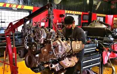 Engine repair mechanic at Auto Service Experts rebuilding motor on Ford F250. Ford F250 Engine Rebuild in San Antonio at Auto Service Experts