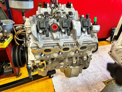 Side Profile of Remanufactured Chevy Express Van Engine - Quality Rebuild