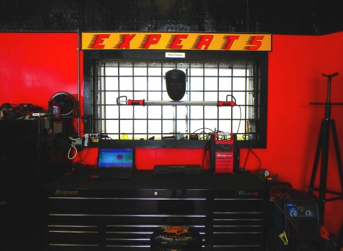Auto Repair Shop Organized and Stocked To Maximize Efficiency - Auto Repair San Antonio | Auto Service Experts Image of Auto Service Experts auto repair shop demonstrating auto repair efficiency principles of cleanliness, organization, and excellent workflow setup for certified and experienced mechanics to fix cars quickly and correctly.