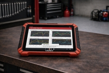 honda-zf-nine-speed-tcm-software-update-launch-scanner – Auto Repair San Antonio | Auto Service Experts Launch scanner connected to a Honda Pilot during a TCM calibration update, showing live data as shift quality is corrected without replacing parts, with Carlos Rodriguez verifying software version and update completion at Auto Service Experts in San Antonio