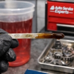 low-contaminated-transmission-fluid-dipstick – Auto Repair San Antonio | Auto Service Experts Transmission dipstick showing dark, degraded fluid below proper level, a common cause of slipping and poor engagement seen at Auto Service Experts.