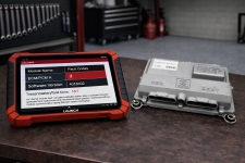 transmission-control-module-software-diagnostic-scan-update – Auto Repair San Antonio | Auto Service Experts Scan tool connected during transmission control module diagnostics, where Carlos Rodriguez checks software version and calibration data to rule out a programming-related fault in San Antonio