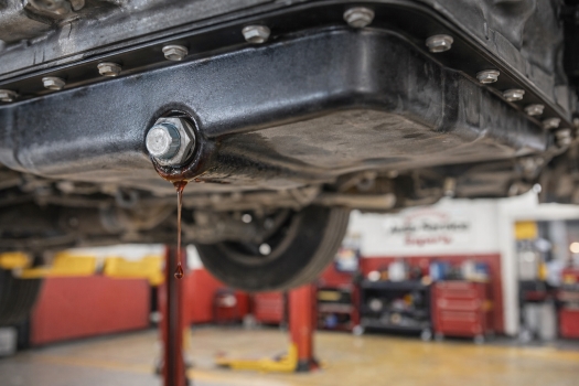 transmission-drain-plug-seepage-pan-bolt-leak-san-antonio – Auto Repair San Antonio | Auto Service Experts small fluid drip forming at the drain plug due to improper torque or worn threads, something Jason Leacock, Master Technician, checks closely during routine service in San Antonio